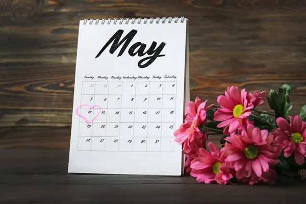 Kalender med påminnelse om mors dag på trä bord — Stockfoto