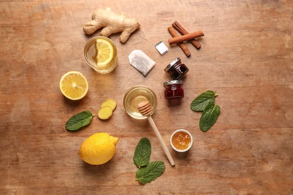 Glas leckeres Getränk mit Zitrone, Honig und Ingwer auf Holztisch — Stockfoto