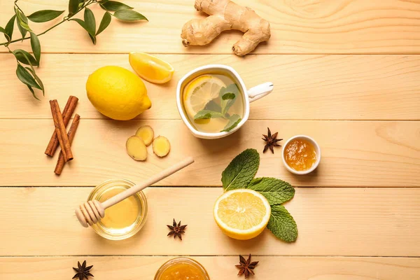 Cup of hot tea with lemon, ginger and honey on wooden table — Stock Photo, Image