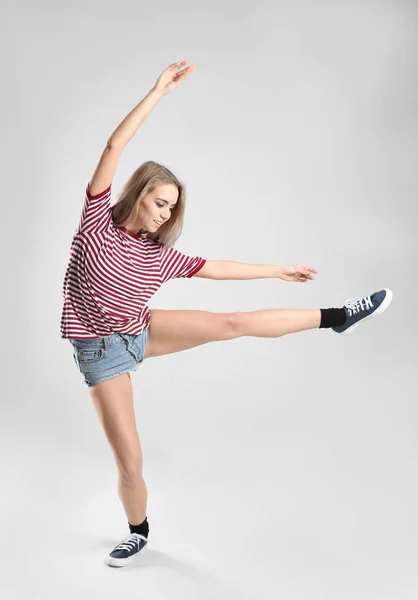 明るい背景に若い女性ダンサー — ストック写真