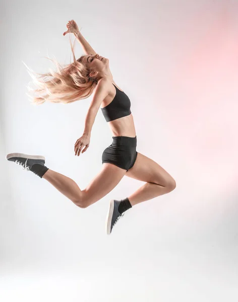 明るい背景に若い女性ダンサー — ストック写真