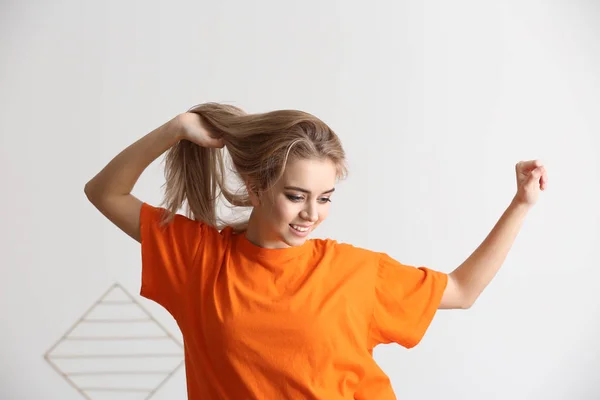 Mooie jonge vrouw dansen thuis — Stockfoto