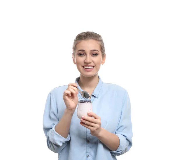 Mladá žena jíst chutný jogurt na bílém pozadí — Stock fotografie