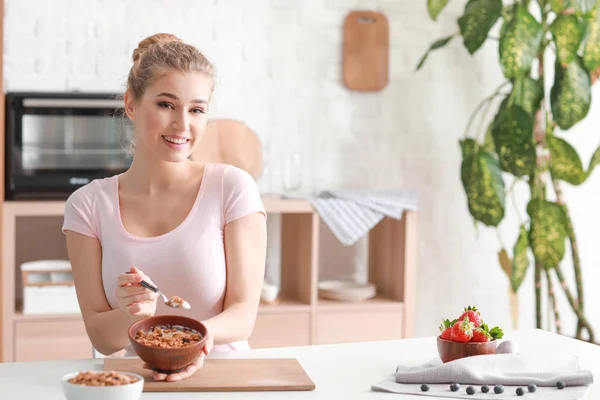 Mujer joven comiendo sabroso yogur en casa —  Fotos de Stock