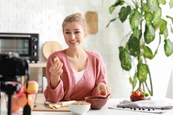 Jovem blogueira de comida feminina gravação de vídeo dentro de casa — Fotografia de Stock