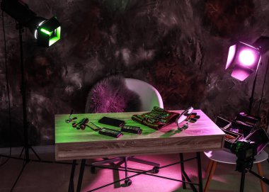 Masa üzerinde kozmetik ile güzellik blogger çalışma alanı