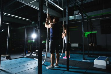 Genç sportif çift spor salonunda ip tırmanmaya gidiyor