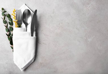 Gri arka planda Paskalya tablosu ayarı için çatal bıçak takımı