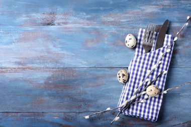 Çatal bıçak takımı ahşap arka plan Paskalya Tablo ayarı için