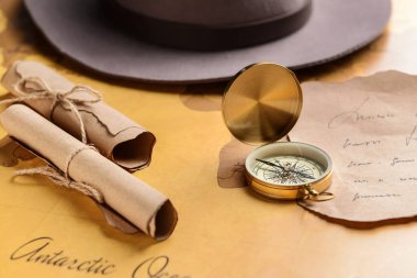 Pusula harita üzerinde harfler