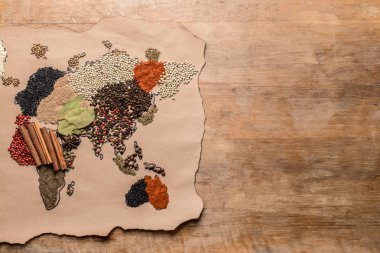 Tahta zemindeki farklı baharatlardan yapılmış dünya haritası