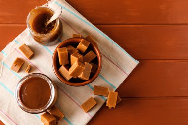 Masada lezzetli karamel ile kompozisyon