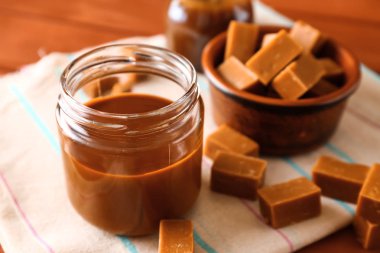 Masada sıvı karamel olan kavanoz.