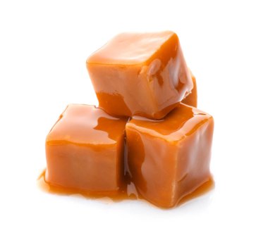 Beyaz arkaplanda lezzetli karamel şekerleri