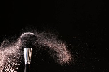 Makyaj fırça ve kaptırdın koyu arka plan üzerinde patlama