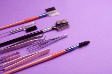 Kaşları düzeltme renk arka plan üzerinde için bir araç ayarla