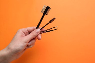 El renk arka plan üzerinde kaşları düzeltme araçları ile