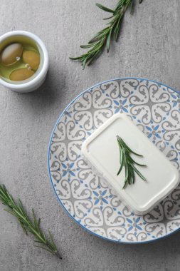 Masa üzerinde zeytinyağı ile lezzetli beyaz peynir ve kase