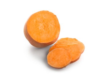 RAW tatlı patates beyaz arka plan üzerinde kesmek.