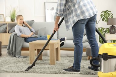 Karısı evde çalışma sırasında Zemin Temizleme househusband