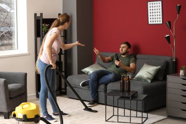 Elektrikli süpürge tembel kocası evde azar karısıyla