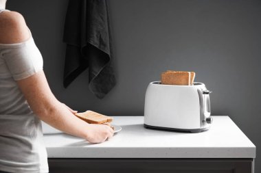 Kadın mutfakta lezzetli tost yapma