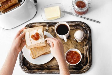 Reçelli kahvaltı için lezzetli tost yemek kadın