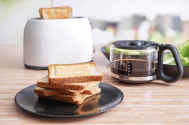 Masada lezzetli kızarmış ekmek ile plaka