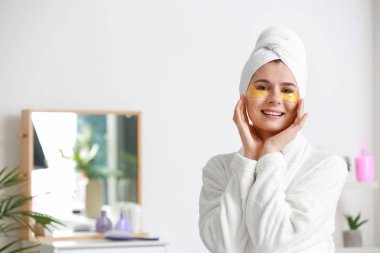 Evde göz altında yamalı kadın