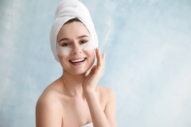 Kadın açık renkli altında göz yamalar ile