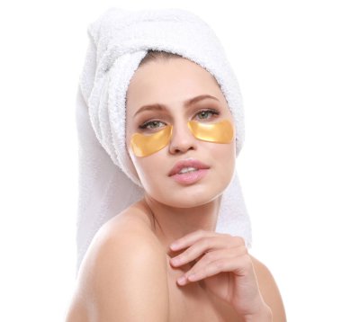 Beyaz arka plan üzerinde altında göz yamalar ile genç kadın