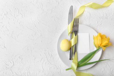 Beyaz arka planda güzel Paskalya tablosu ayarı