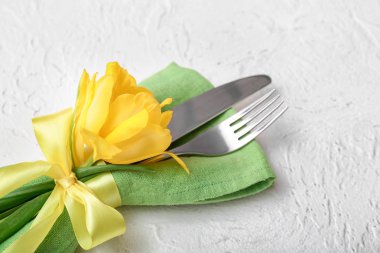 Beyaz arka plan üzerinde Festival tablo ayarı için çatal bıçak takımı