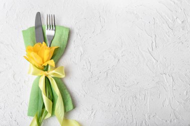 Beyaz arka plan üzerinde Festival tablo ayarı için çatal bıçak takımı