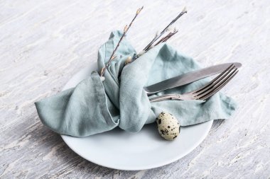 Işık arka planda güzel Paskalya tablosu ayarı