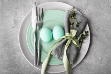 Gri arka planda güzel Paskalya tablosu ayarı