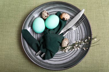 Renk arkaplanındaki güzel Paskalya tablosu