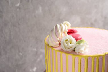 Gri arka planda lezzetli kek