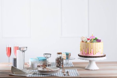 Odada ahşap masada yanan mum ile lezzetli kek