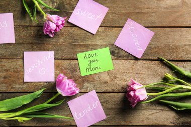 Ahşap arka plan üzerinde anneler günü için Festival kompozisyon