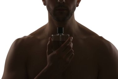 Beyaz arka planda parfüm şişesi ile yakışıklı adamın silueti, çekim