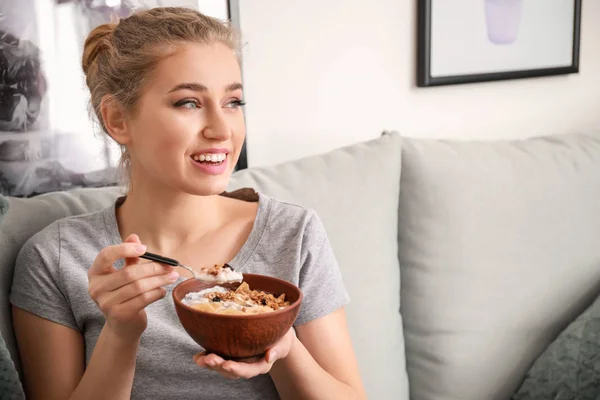 Mujer joven comiendo sabroso yogur en casa —  Fotos de Stock