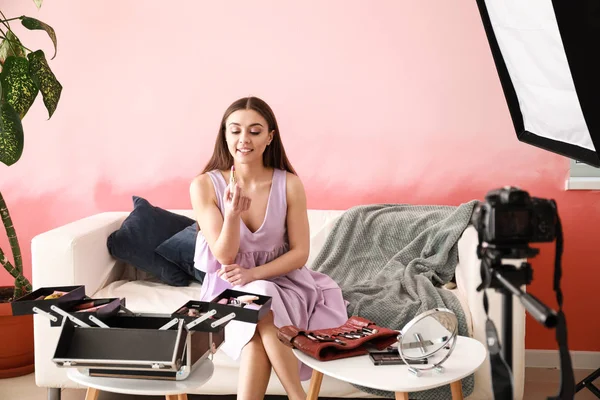 Joven blogger de belleza grabando video en interiores — Foto de Stock