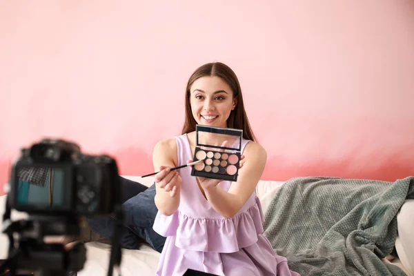 Junge Beauty-Bloggerin nimmt Video im Haus auf — Stockfoto