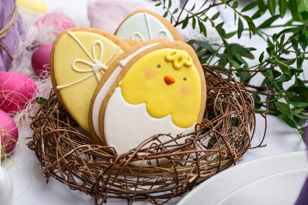 Biscoitos de Páscoa saborosos na mesa — Fotografia de Stock