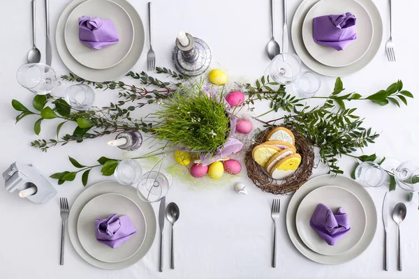 Schöne Tischdekoration für die Osterfeier — Stockfoto