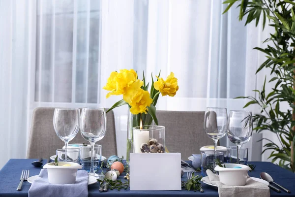 Bella tavola apparecchiata per la celebrazione della Pasqua — Foto Stock