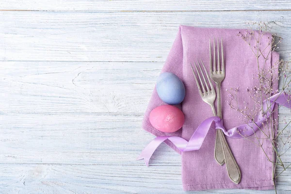 Çatal bıçak takımı ahşap arka plan Paskalya Tablo ayarı için