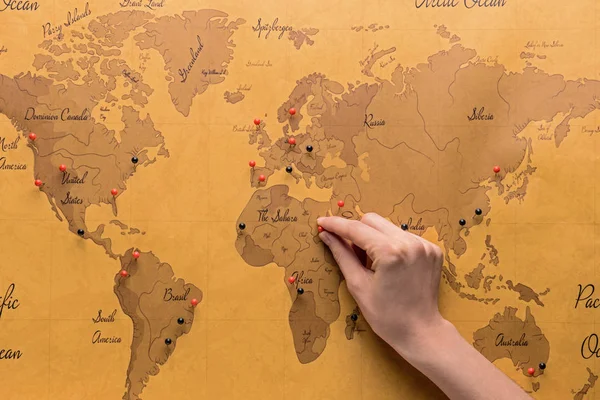 Dünya Haritası üzerinde sabitleme kadın — Stok fotoğraf