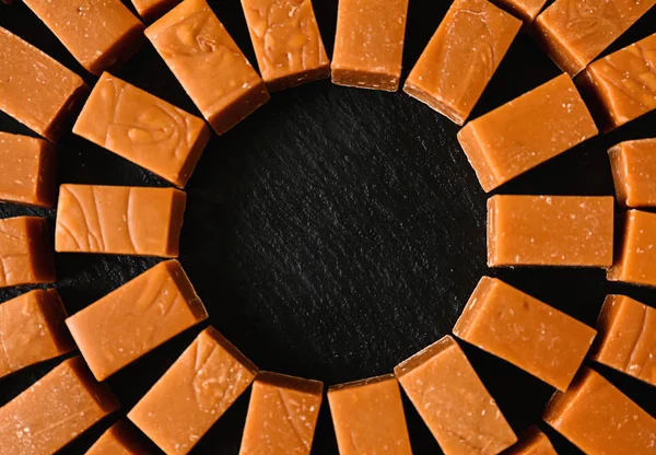 Composición con sabrosos caramelos de caramelo sobre mesa oscura — Foto de Stock